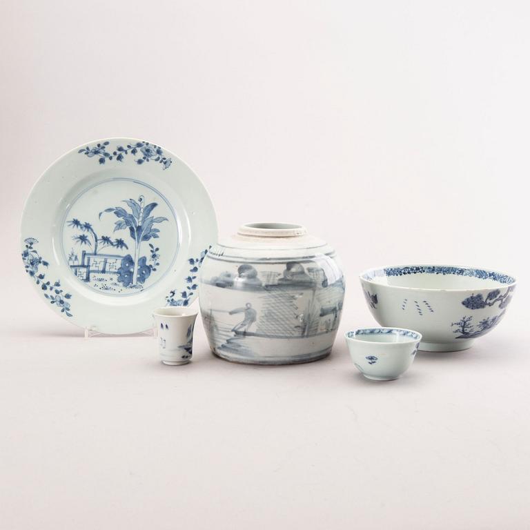 A set of five different 18th/19th century Chinese porcelain plat and bowls.