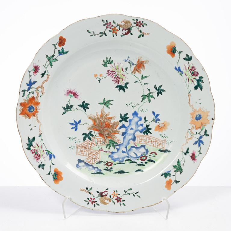 A large famille rose dish, Qing dynasty, Qianlong (1736-95).