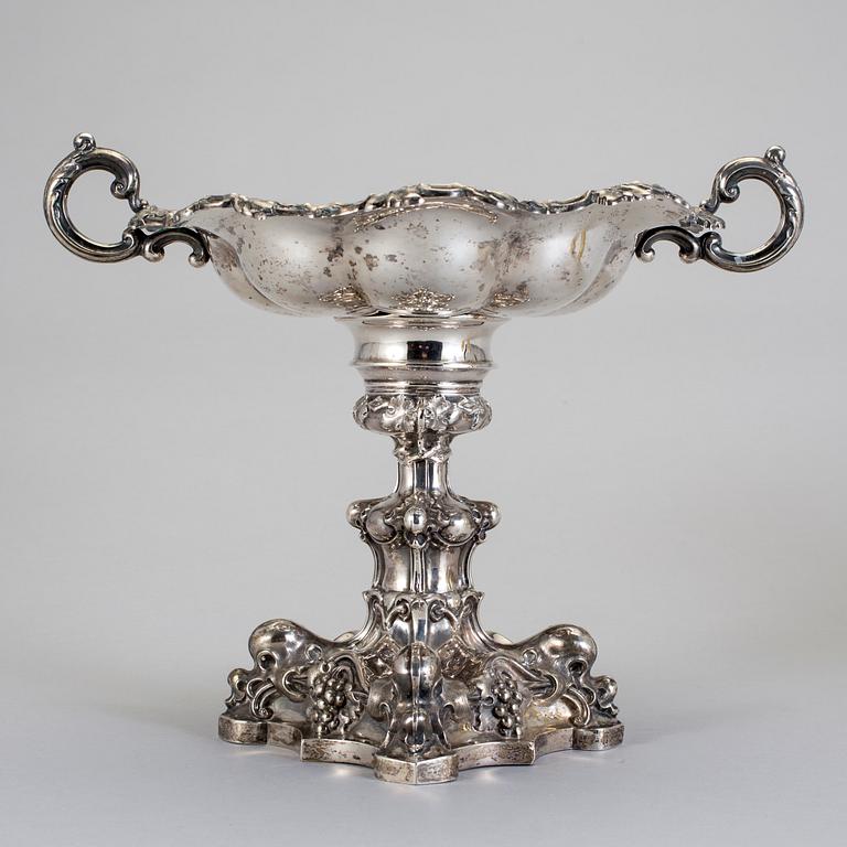 TAZZA, silver, William Lyon, Göteborg, 1856. Vikt ca 620 gram.