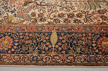 A carpet, a semi-antique Tabriz, ca 297,5 x 224 cm.