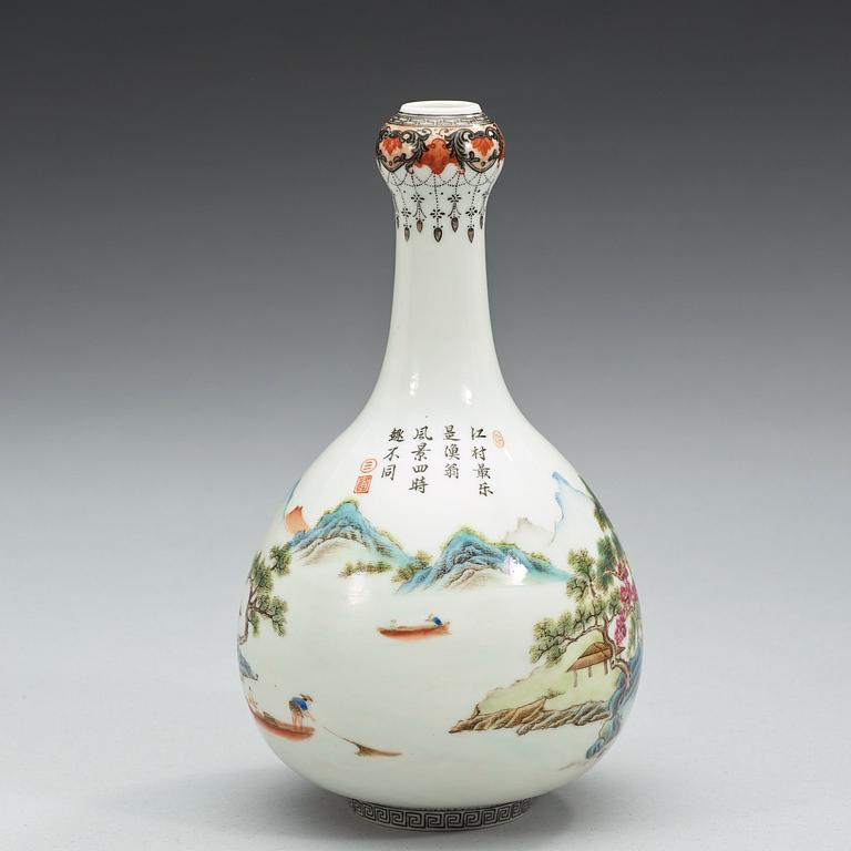 VAS, porslin. Kina, troligen Republik, 1900-tal, med Qianlong fyra karaktärers märke.