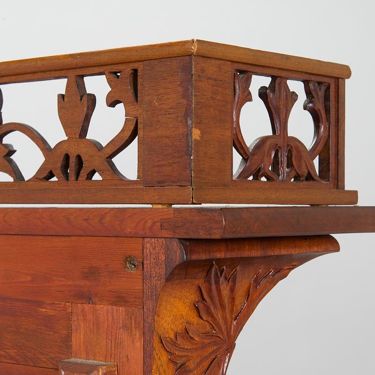 Karl Tirén, An Art Nouveau mahogany cabinet by A.B Naeslunds Möbelfabrik, Umeå, Sweden, approx. 1901.