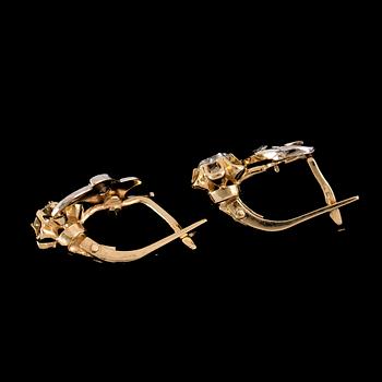 ÖRHÄNGEN, 1 par, 14 k guld, 2 briljantslipade diamanter  totalt 0.65 ct.