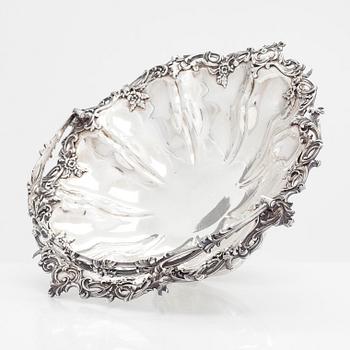 A large Victorian sterling silver breadbasket, maker's mark of Edward, Edward Jn, John and W. Barnard, London 1841.