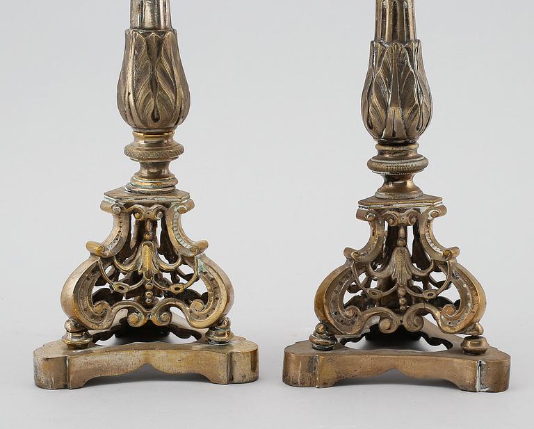 KANDELABRAR, 1 par, försilvrad metall, senempire, 1800-talets första hälft.