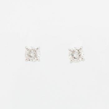 Örhängen med briljantslipade diamanter, med IGI report.