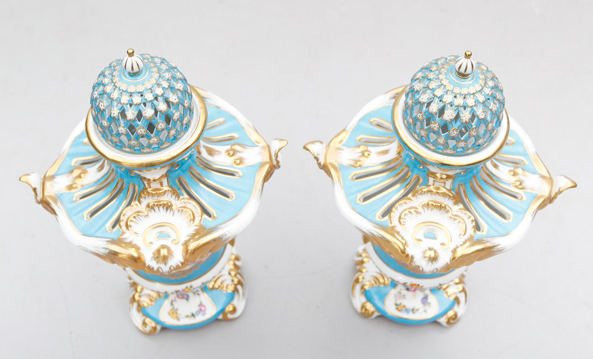 LOCKURNOR, 1 par, porslin, Sévresliknande märke, 1900-talets andra hälft.