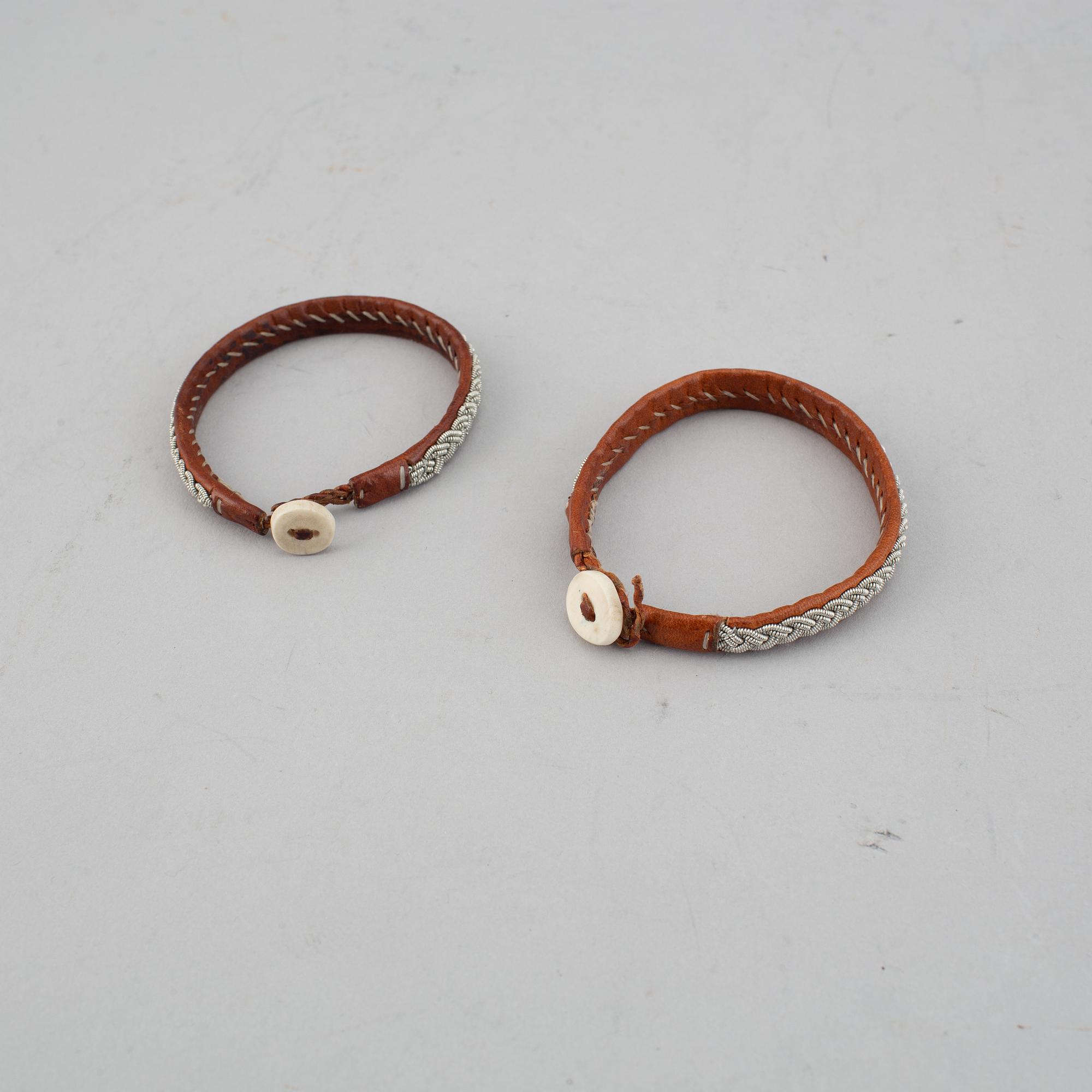 Samiska arbeten, väska, 2 st armband och 2 st broscher.