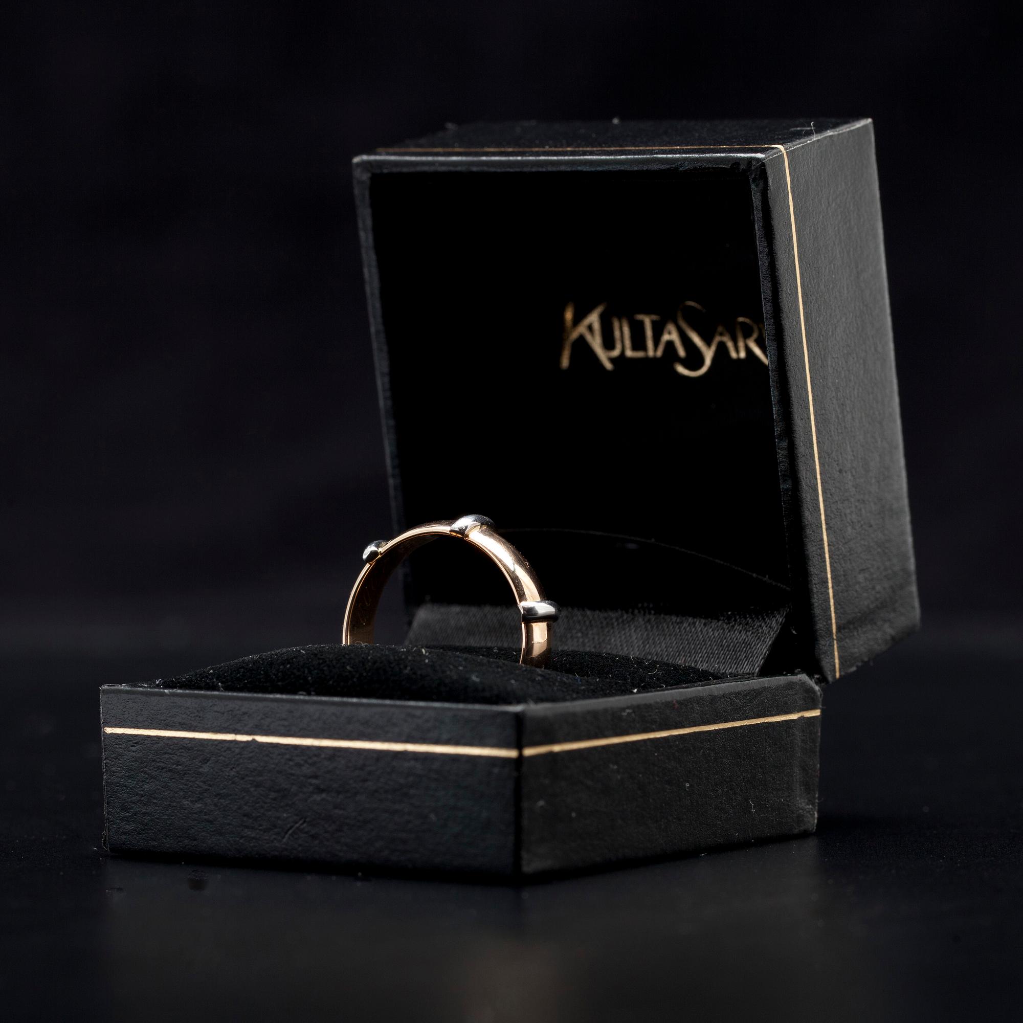 RING, tvåfärgat guld 14K, Petri Ruusunen, Åbo 2000. Vikt 5,5 g.