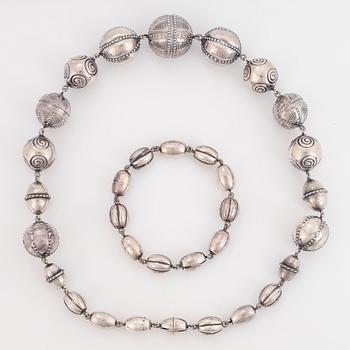COLLIER, ARMBAND/TILLÄGGSLÄNK, 2 st, "Halikon Kääty", silver. Kalevala Koru 1972-83.