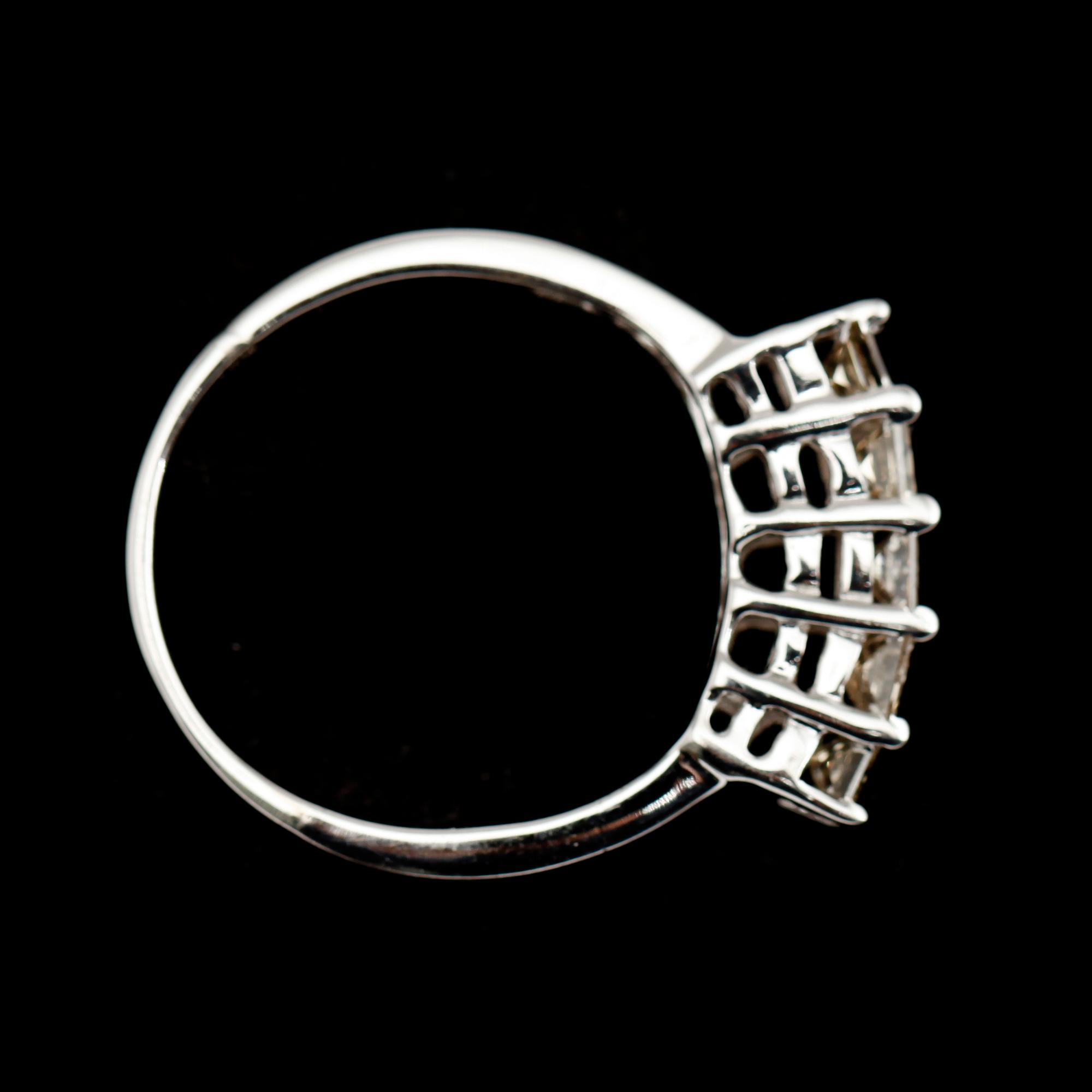 RING, 14 k vitguld, 5 princesslipade diamanter tot ca 0.74 ct.