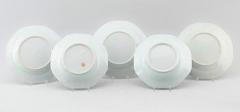TALLRIKAR, 5 st olika, porslin, Kina, Qianlong 1736-1795.