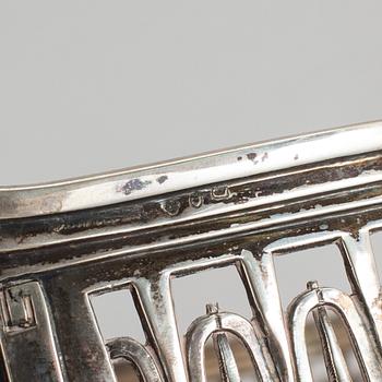 JARDINJÄR, silver, glas, jugend, CG Hallberg, otydlig årtalsstämpel. 1910-tal. Silvervikt ca 640 gram.