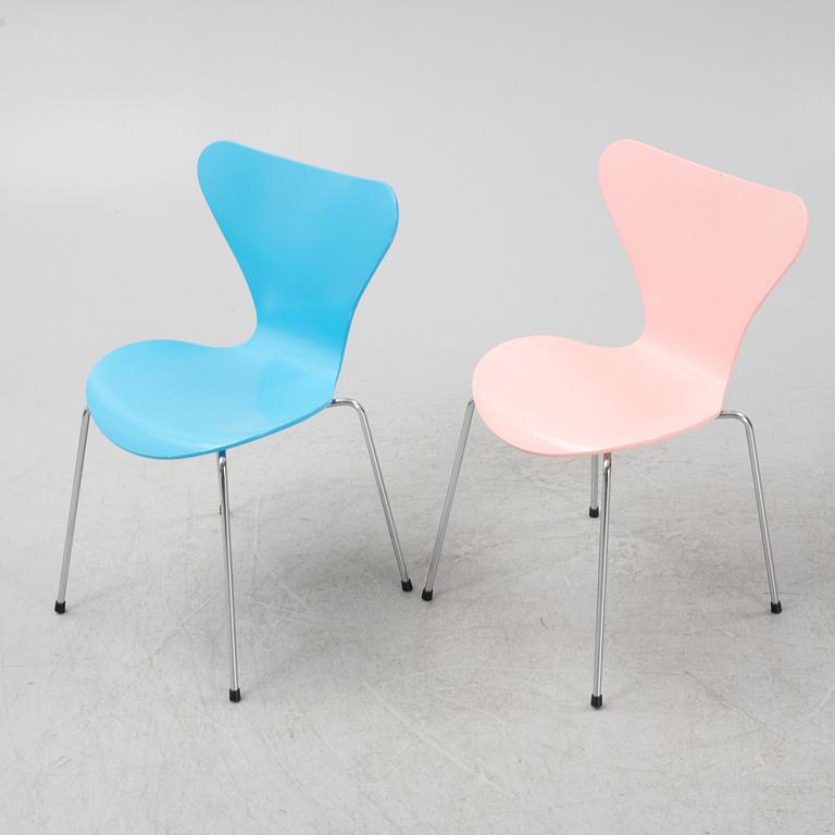 Arne Jacobsen, a pair of 'Series 7' chairs for Fritz Hansen, dated 2006.
