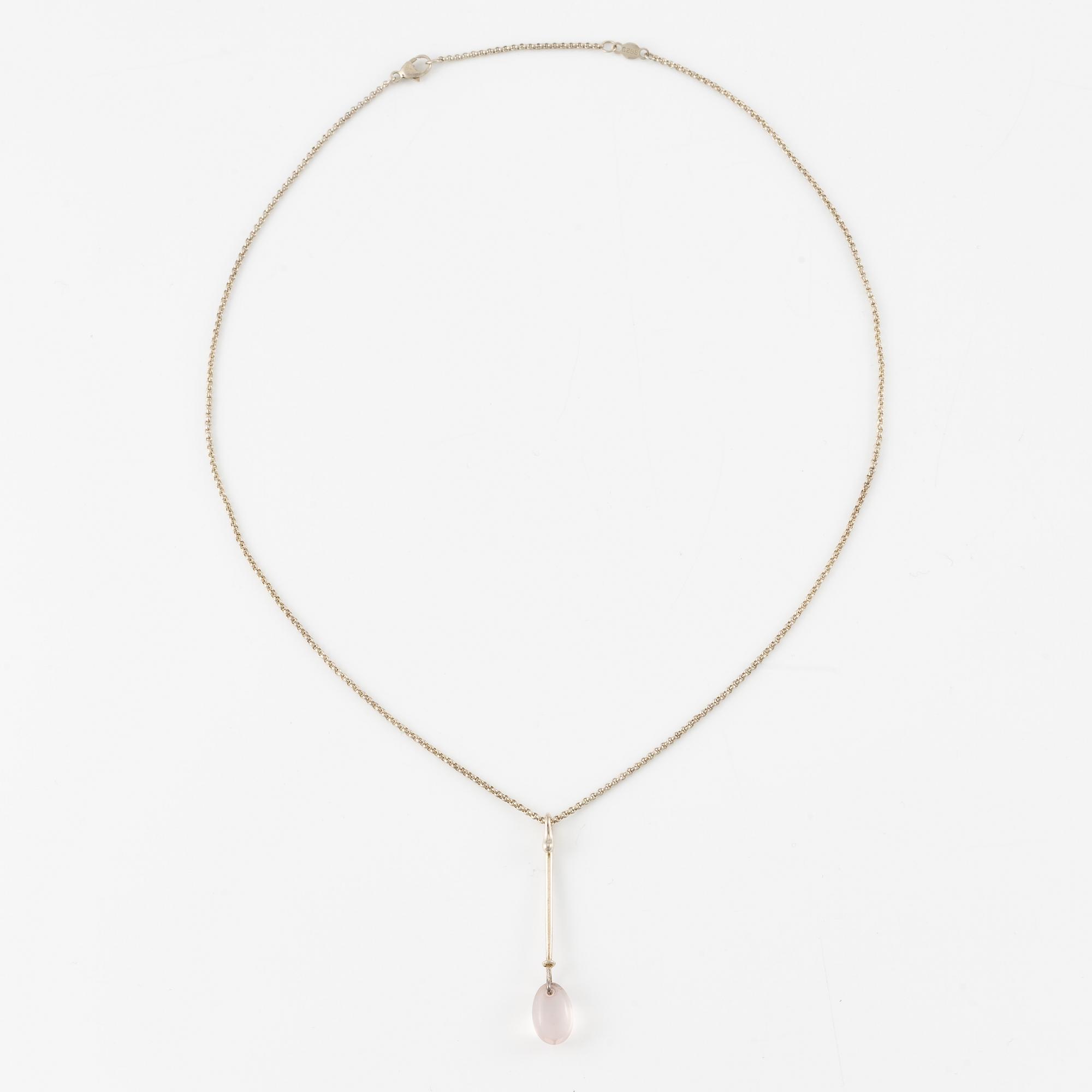 Vivianna Torun Bülow-Hübe, hänge samt örhängen, ett par, silver med rosenkvarts, för Georg Jensen.