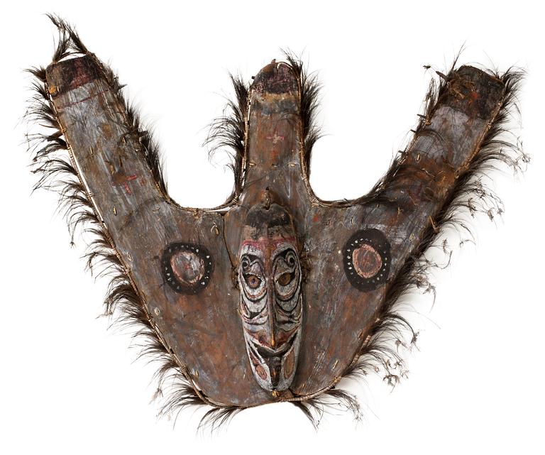 ORNAMENT. Polykromt bemålat. Material från palmträ, trä och fjädrar. Sepik-provinsen, Nya Guinea, Oceanien omkring 1950. Höjd 97 cm.