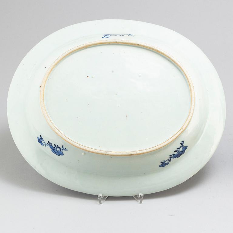 A blue and white export serving dish and three plates, Qing dynasty, Qianlong (1736-95).