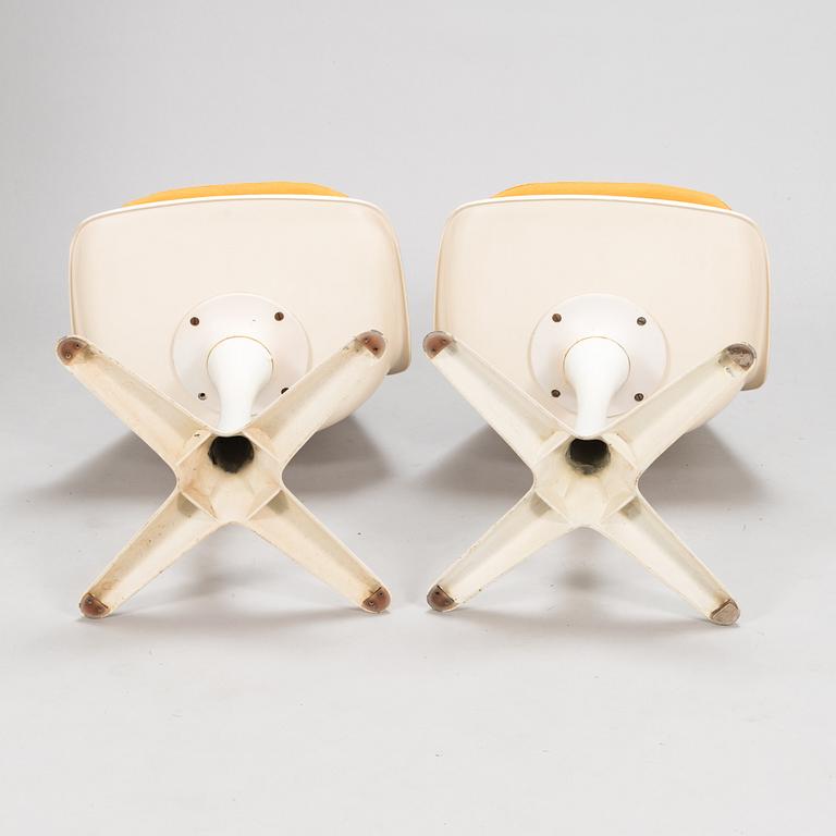 Maurice Burke, A five part set, dining table and four chairs, Arkana.