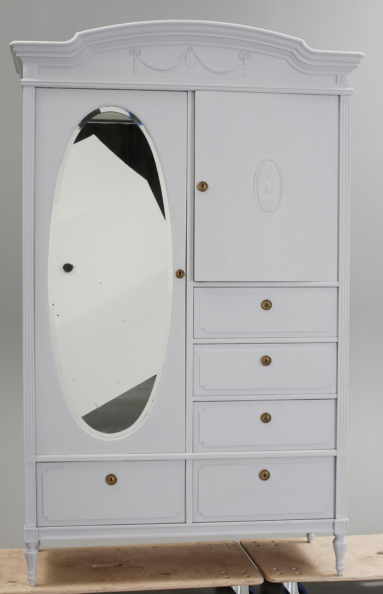 KLÄDSKÅP, sengustaviansk stil, tidigt 1900-tal.