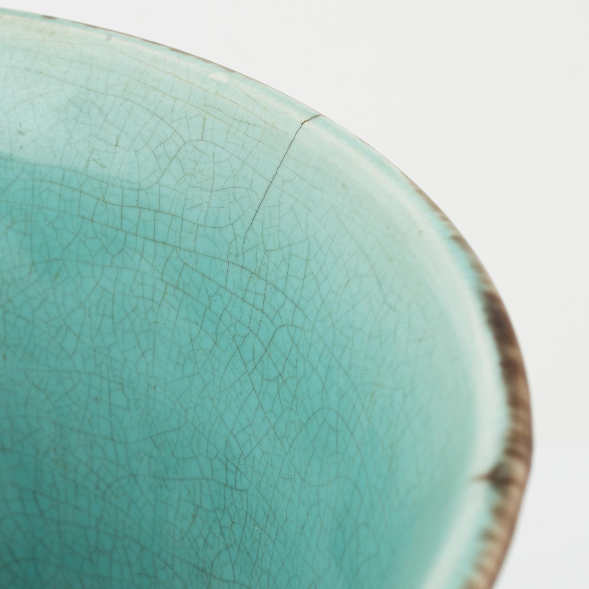 An earthenware urn from Rörstrand, around the year 1900.