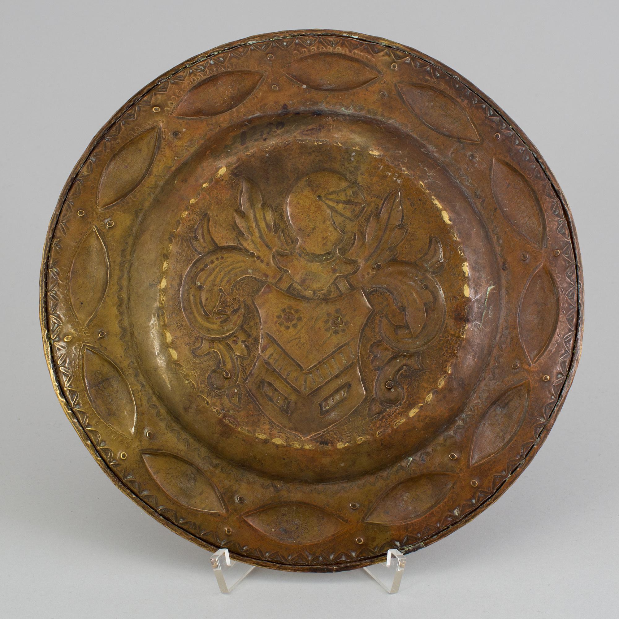 A BRASS DISH, 18th/19th century.