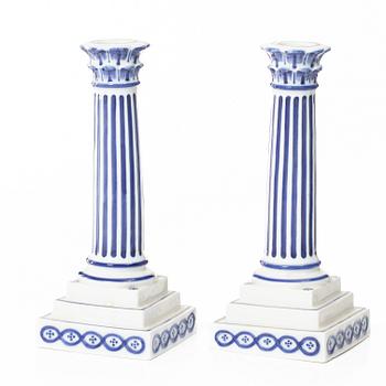 Ljusstakar, ett par, porslin, "Musselmalet", modell 2119, Royal Copenhagen, Danmark 1889-1922.