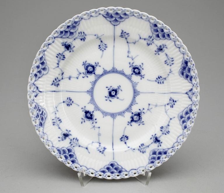SERVISDELAR, 13 delar, porslin, Royal Copenhagen, "Musselmalet", 1900-tal.