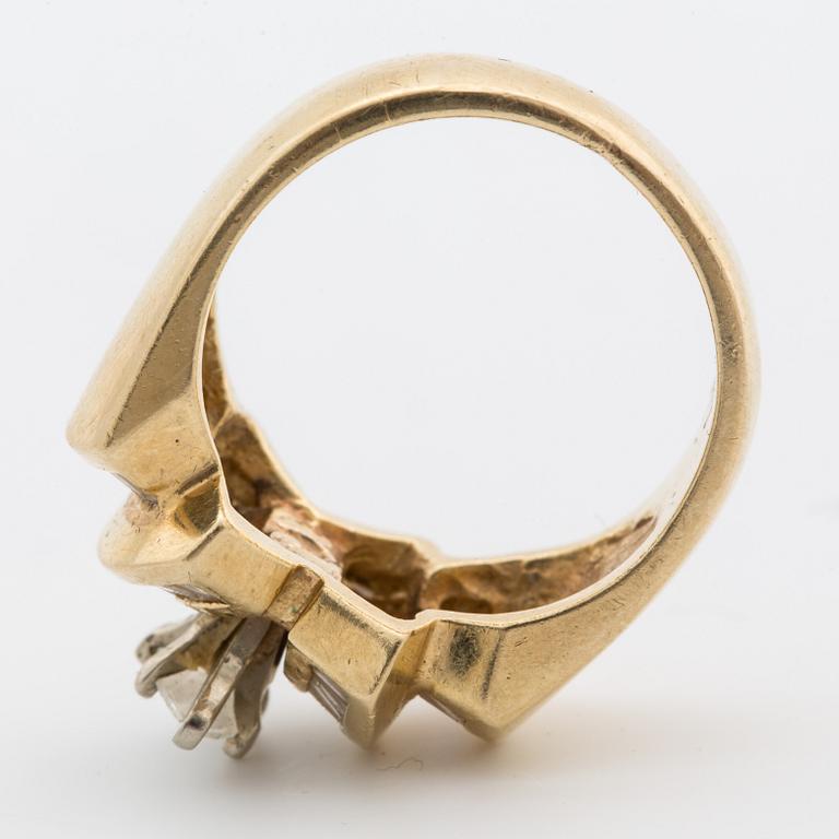 A ca 0.55 ct marquise-cut diamond ring with baguette-cut diamonds.