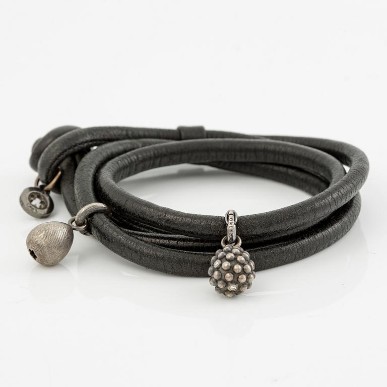 Ole Lynggaard bracelet leather with two charms silver "Sweet drops".