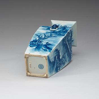 A blue and white vase, Qing dynasty 19th century.