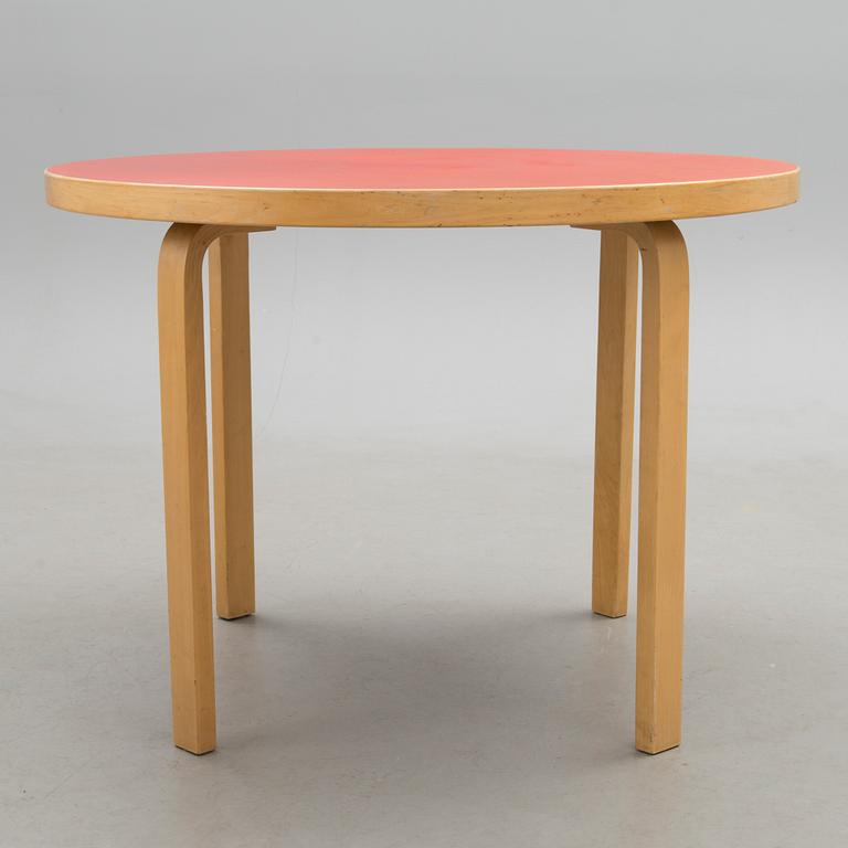 ALVAR AALTO, PÖYTÄ, 1960/70-luku ja TUOLIA, 4 kpl malli 69, Artek, 2000-luku.