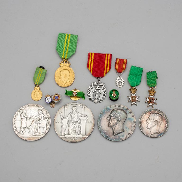 PARTI MEDALJER OCH ORDNAR, 12 delar, bla Vasaorden, Sverige. Silvervikt ca 334 gram.