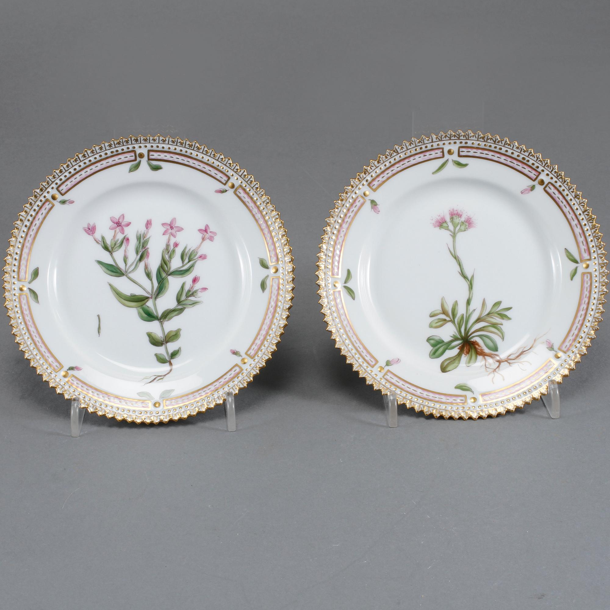 ASSIETTER, 2 stycken, porslin, "Flora Danica", 20 3552, Royal Copenhagen, 1900-talets andra hälft.