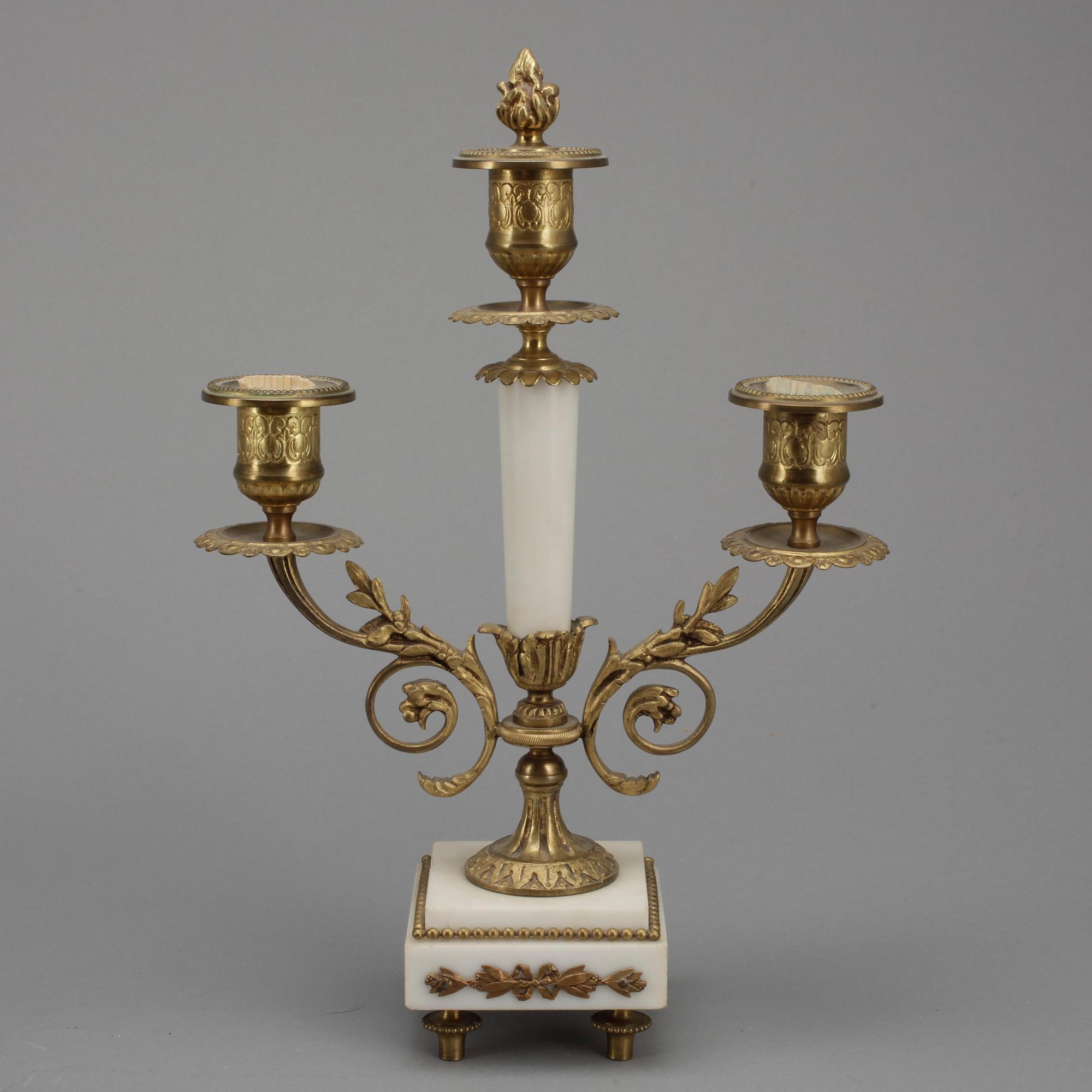 BORDSPENDYL samt KANDELABRAR, 1+2, Louis XVI-stil, Frankrike, omkring 1900.