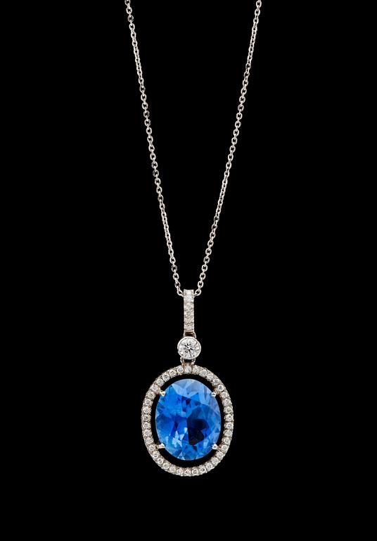 A blue sapphire, 4.70 ct and brilliant cut diamond pendant, tot. app. 0.60 cts.