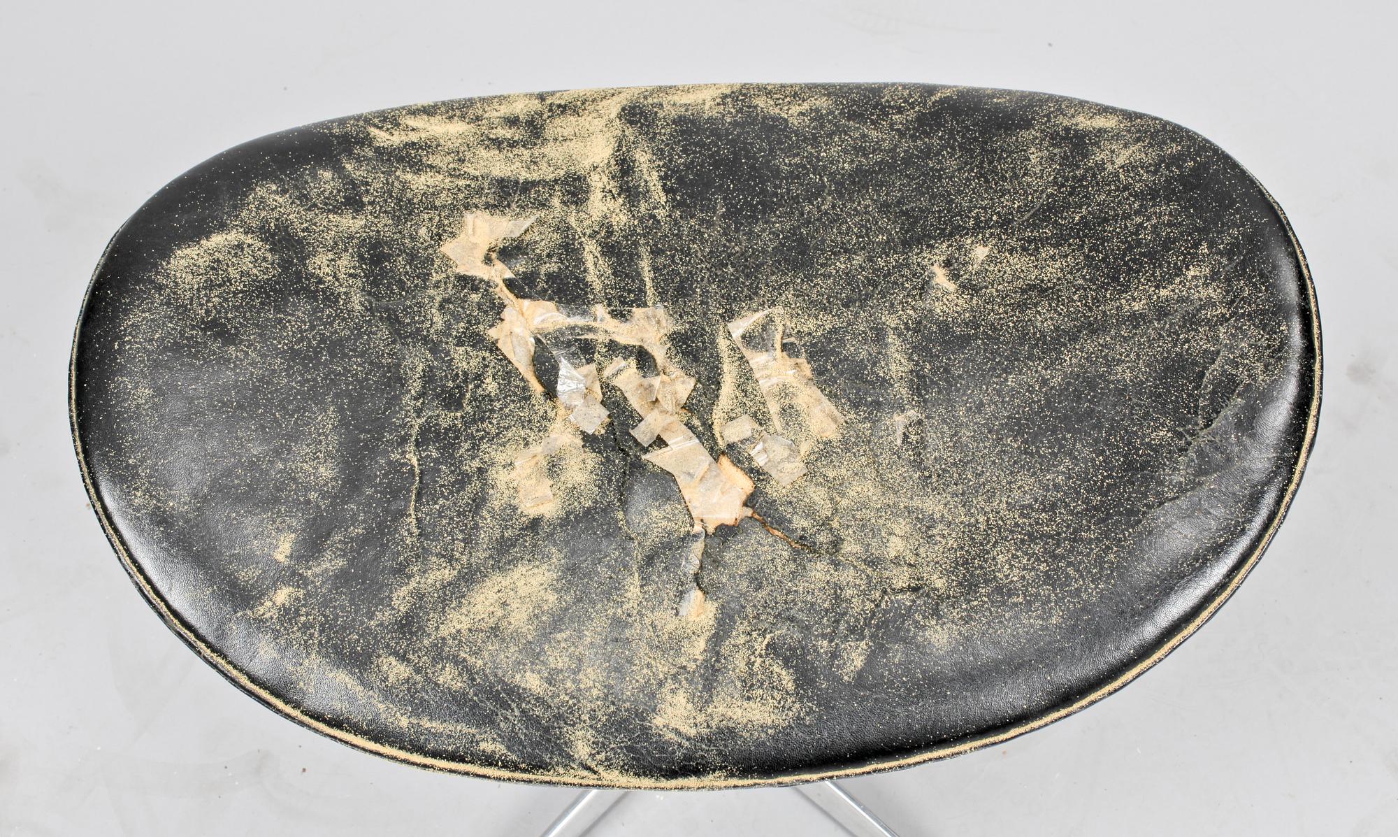 FOTPALL, "Ägget", Arne Jacobsen, Fritz Hansen, Danmark.