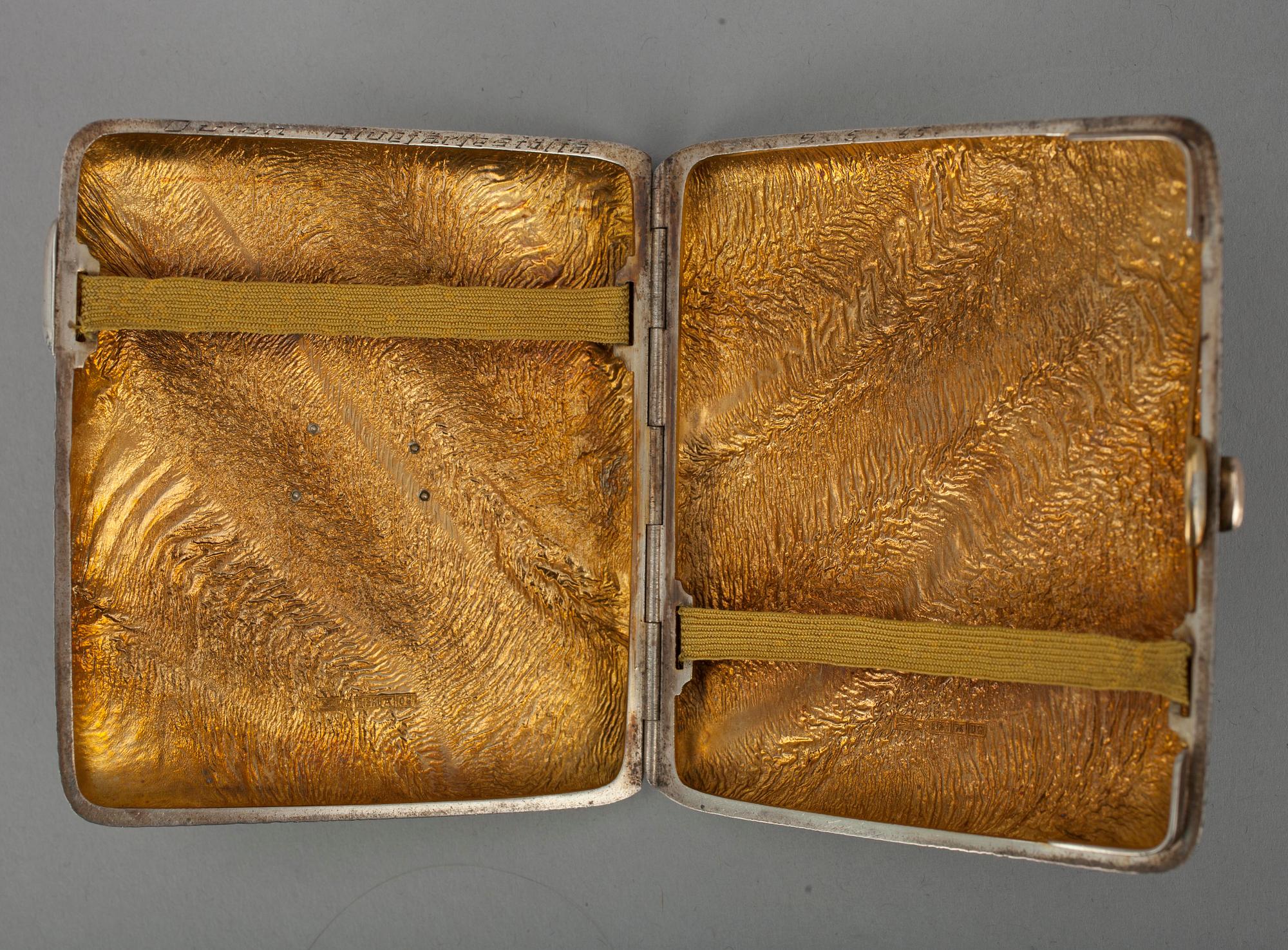 CIGARETTETUIER, 2 st, silver, svenska importstämplar samt Finska Guldsmeds AB, Åbo 1946. Tot. vikt 245 g.