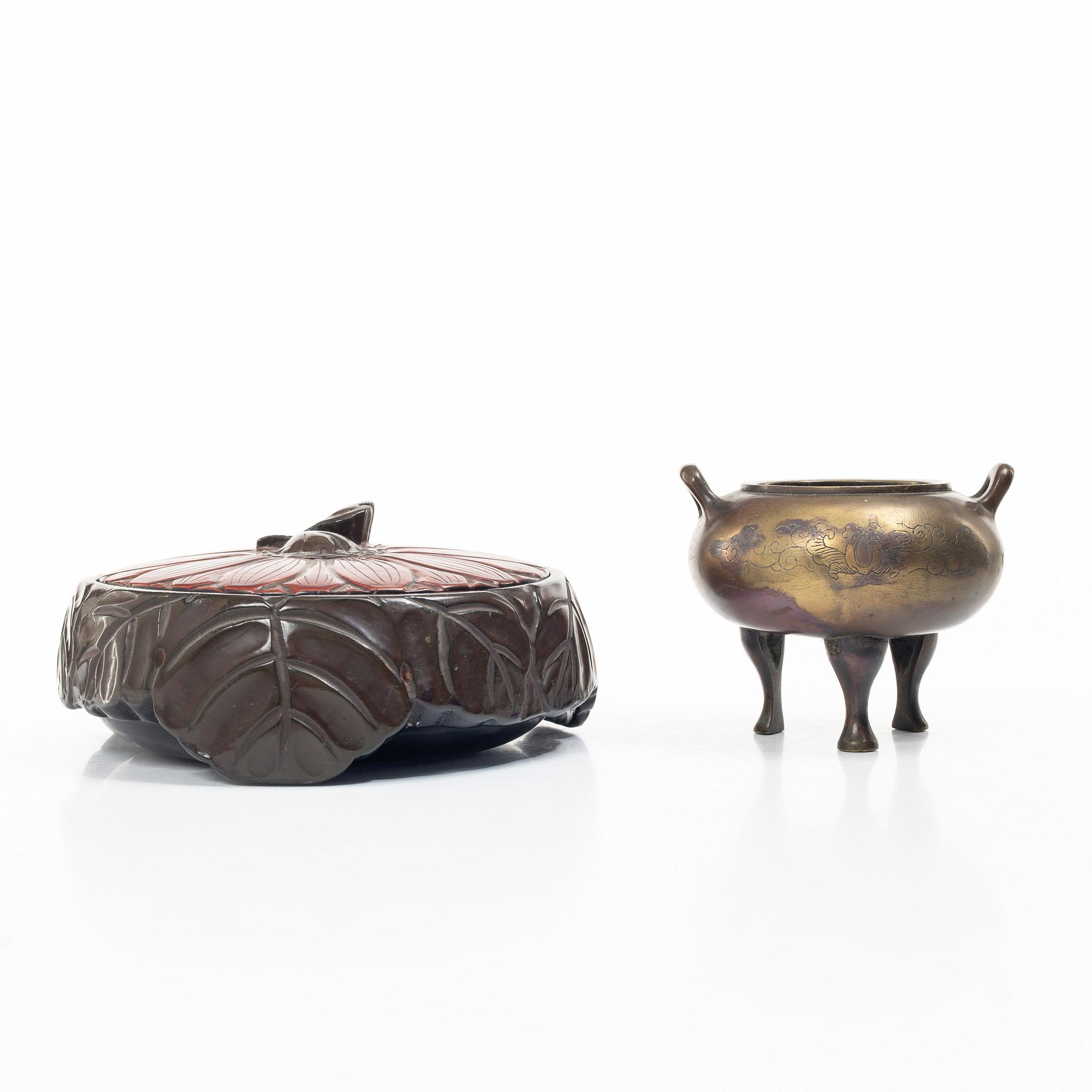 A Japanese lacquer box with cover and a bronze censer, Meiji period (1868-1912) respektive 1900-tal.