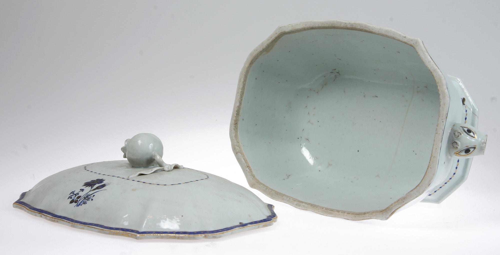 TERRIN samt LOCKPOKAL, porslin, Kina, 1700/1800-tal.