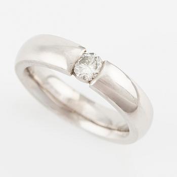 Ring in 18K white gold with a round brilliant-cut diamond.