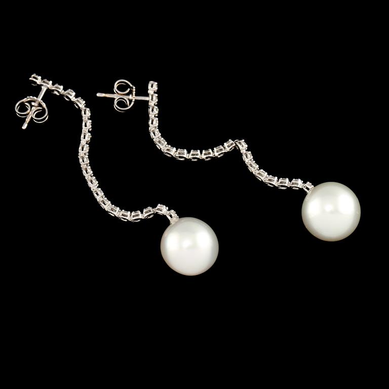 ÖRHÄNGEN, 18k guld med briljantslipade diamanter 0.61 ct samt South Sea pärlor. Vikt 6 g.