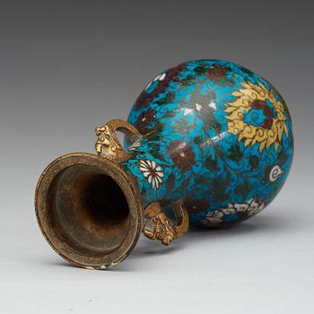 VAS, cloisonné. Mingdynastin (1368-1644).