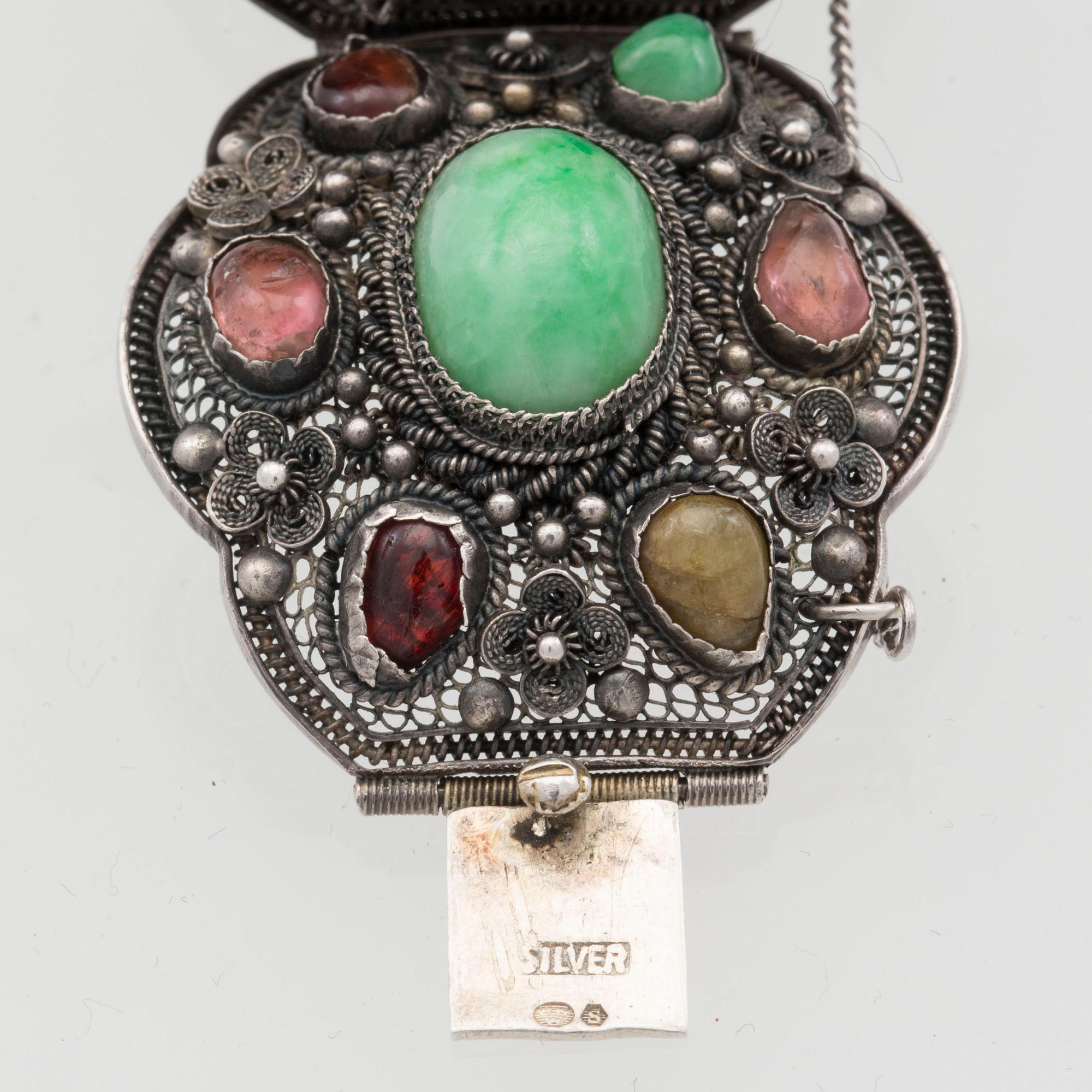 ARMBAND, silver med jade samt olikfärgade stenar. Vikt ca 56 g.
