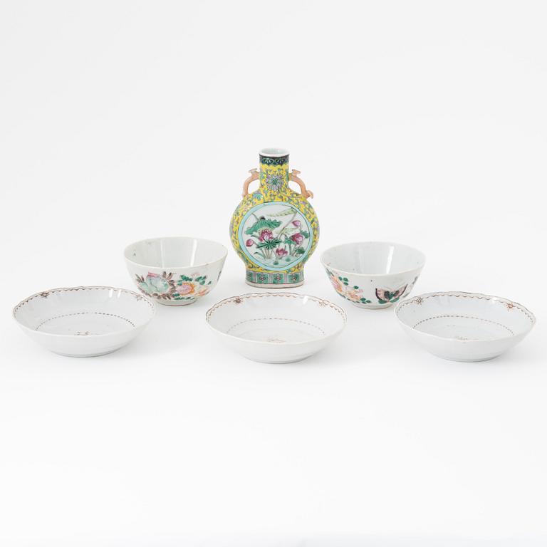 A group of Chinese porcelain, Qing dynasty, 18th, 19th and 20th Century. (6 pcs).