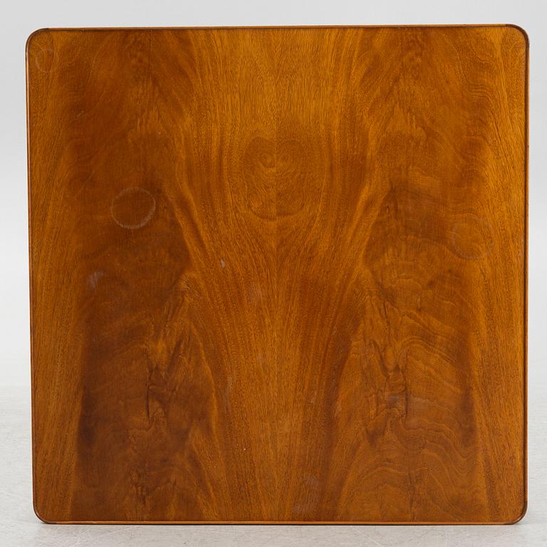 Josef Frank, soffbord, "Diplomat", modell 2073, Firma Svenskt Tenn, 1900-talets andra hälft.