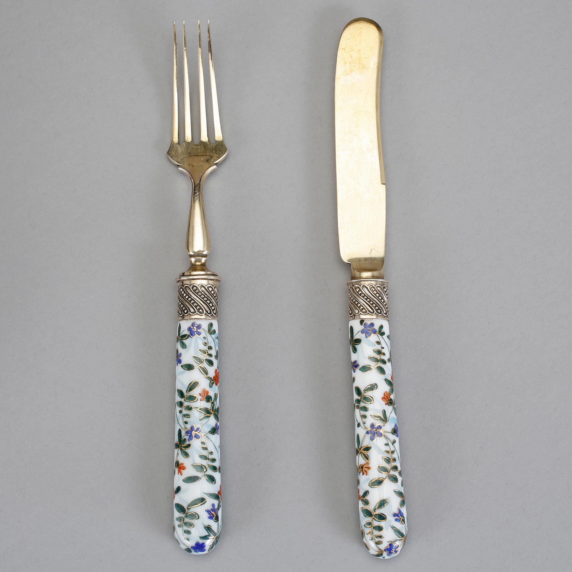 BESTICKSERVIS, 24 delar, silver och porslin, C G Hallberg, Stockholm 1881, total vikt cirka 1140 gram.