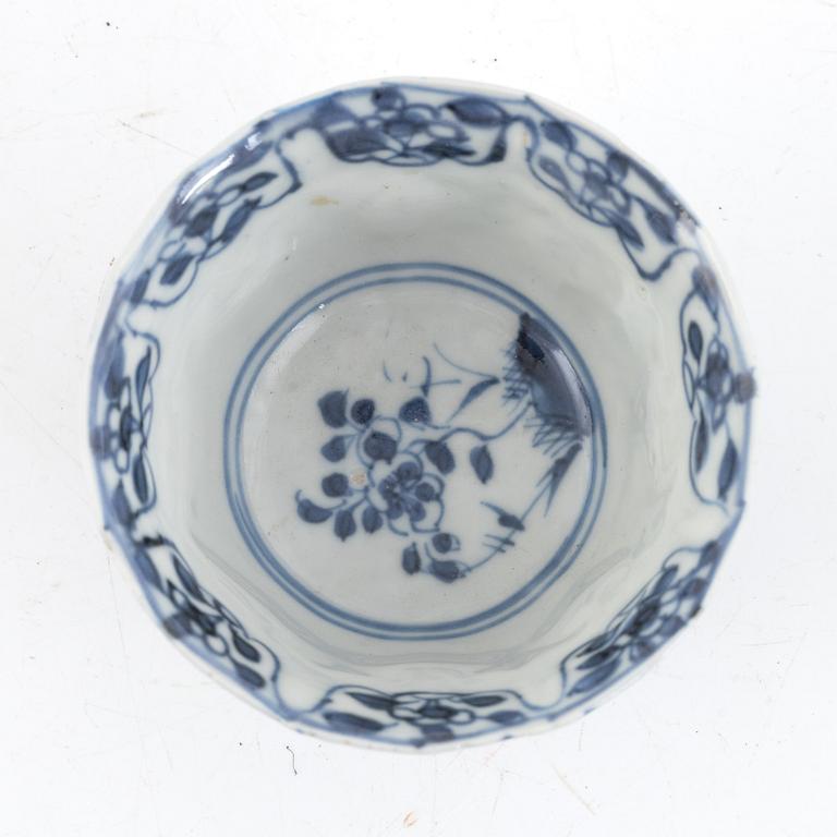 A Chinese export porcelain plate, a dessert dish and a cup, Qing dynasty, Kangxi (1662-1722) and Qianlong (1736-95).