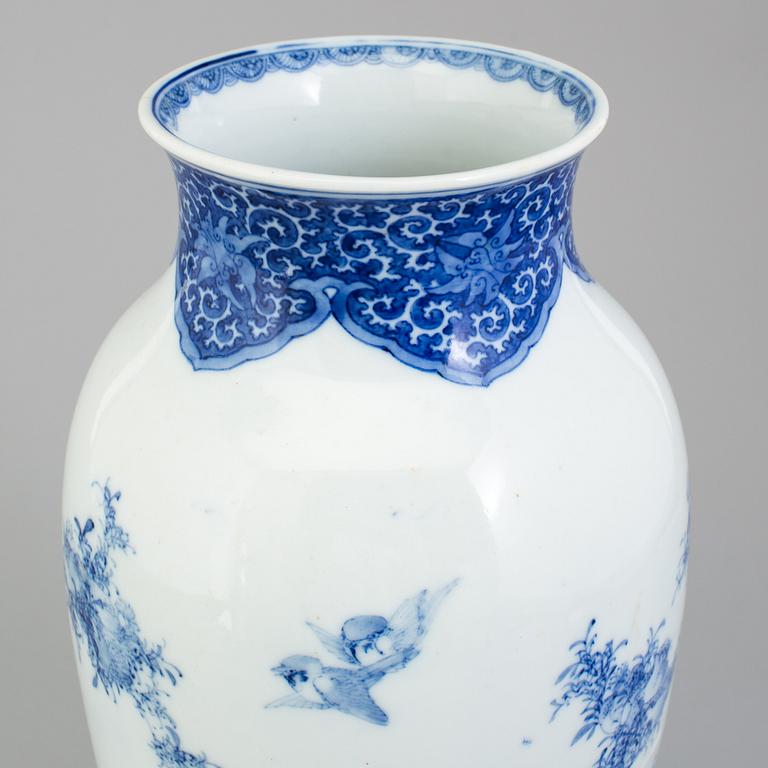 A blue and white Japanese vase, early 20th Century.