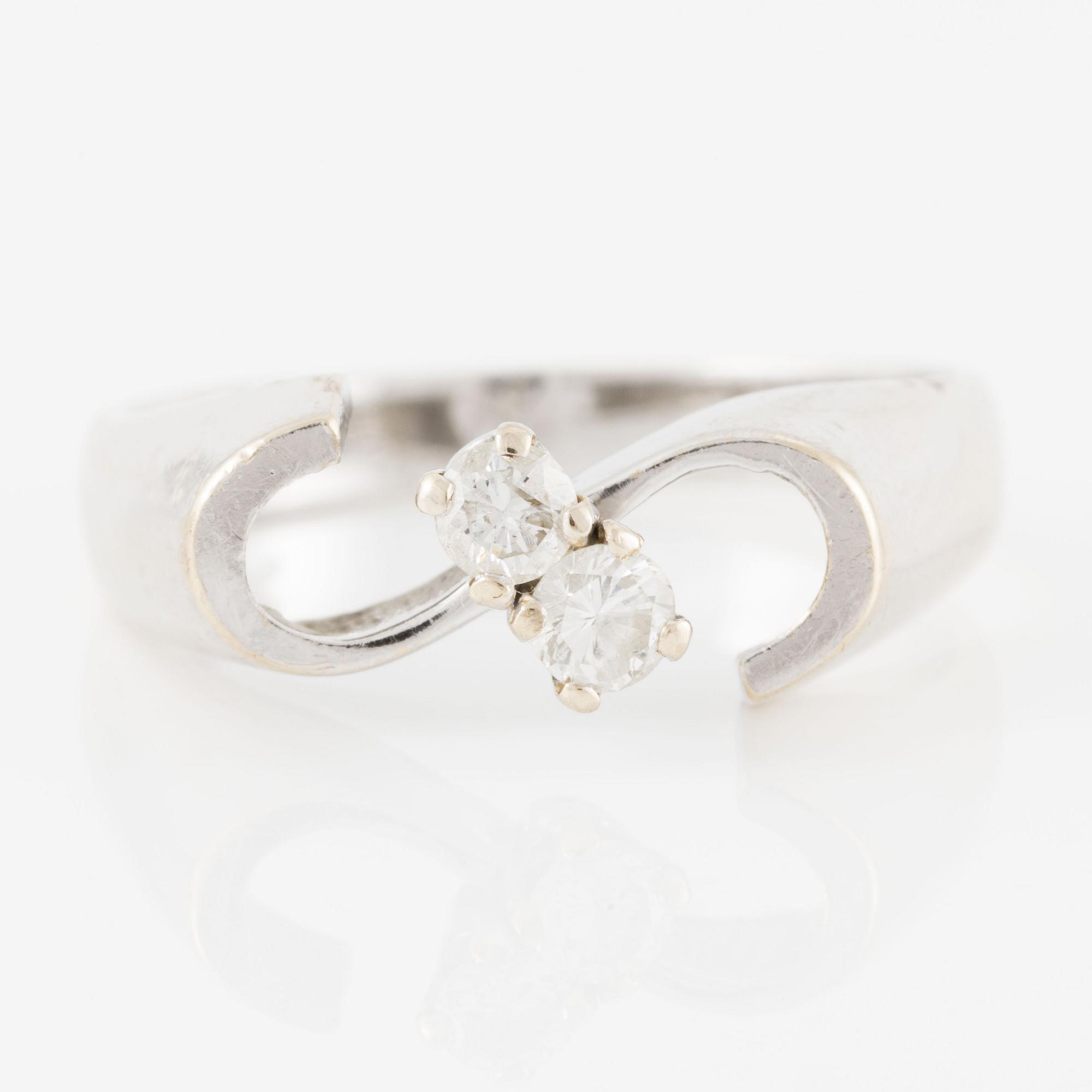 Ring 18K white gold set with round brilliant-cut diamonds.