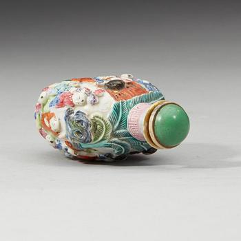 A famille rose snuff bottle, late Qing dynasty, 19th Century.